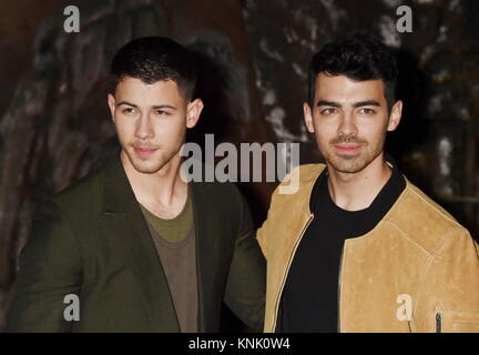 Hollywood, Californie. Dec 11, 2017. HOLLYWOOD, CA - le 11 décembre : les auteurs-compositeurs/acteurs Nick Jonas (L) et Joe Jonas assister à la première de Columbia Pictures' 'Jumanji : Bienvenue dans la jungle" au théâtre chinois de Grauman le 11 décembre 2017 à Hollywood, Californie. | Verwendung weltweit Credit : dpa/Alamy Live News Banque D'Images