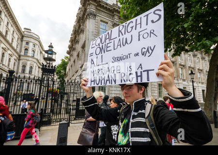 Partisans LGBT en face de protestation exigeant de Downing Street, le Premier ministre britannique, soulève la question de la législation anti-gay au sommet du G20. Banque D'Images