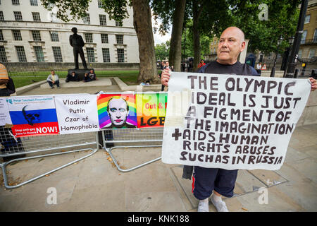 Partisans LGBT en face de protestation exigeant de Downing Street, le Premier ministre britannique, soulève la question de la législation anti-gay au sommet du G20. Banque D'Images