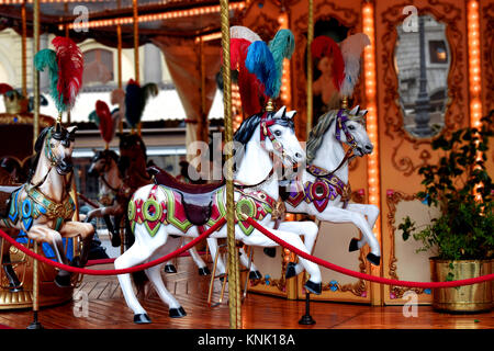 Voler des chevaux blancs sur un carrousel, également appelé merry go round quelque part à Florence, Italie. Banque D'Images