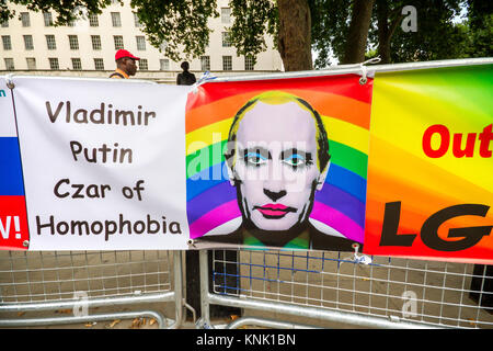 Partisans LGBT en face de protestation exigeant de Downing Street, le Premier ministre britannique, soulève la question de la législation anti-gay au sommet du G20. Banque D'Images