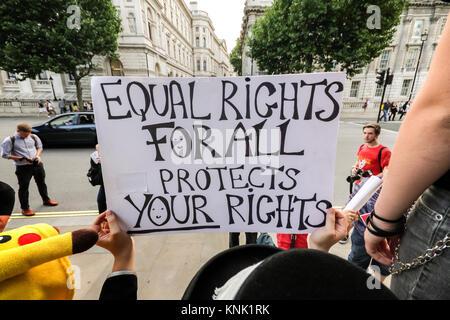 Partisans LGBT en face de protestation exigeant de Downing Street, le Premier ministre britannique, soulève la question de la législation anti-gay au sommet du G20. Banque D'Images