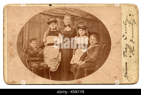 'Bien à vous 'La famille''. Alice Willatt et ses enfants, Edith (12), Maude (10), Norris (8) et son cousin Walter. 1891/2 Banque D'Images