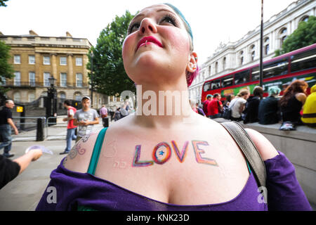 Partisans LGBT en face de protestation exigeant de Downing Street, le Premier ministre britannique, soulève la question de la législation anti-gay au sommet du G20. Banque D'Images