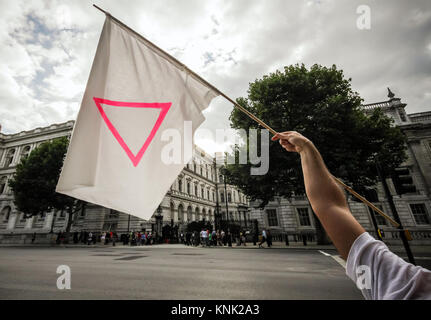 Partisans LGBT en face de protestation exigeant de Downing Street, le Premier ministre britannique, soulève la question de la législation anti-gay au sommet du G20. Banque D'Images