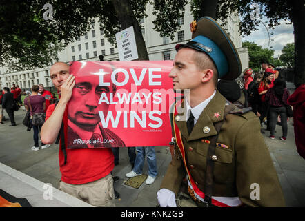 Partisans LGBT en face de protestation exigeant de Downing Street, le Premier ministre britannique, soulève la question de la législation anti-gay au sommet du G20. Banque D'Images