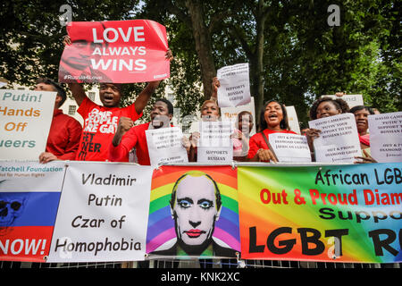 Partisans LGBT en face de protestation exigeant de Downing Street, le Premier ministre britannique, soulève la question de la législation anti-gay au sommet du G20. Banque D'Images