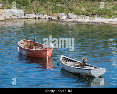 Petits bateaux en bois flottant dans le port, Peggy's Cove, en Nouvelle-Écosse, Canada. Banque D'Images