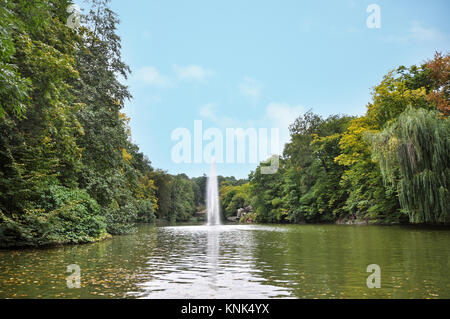 Beau paysage, Fontaine serpent dans l'Arboretum National Sofiyivka à Ouman, en Ukraine Banque D'Images