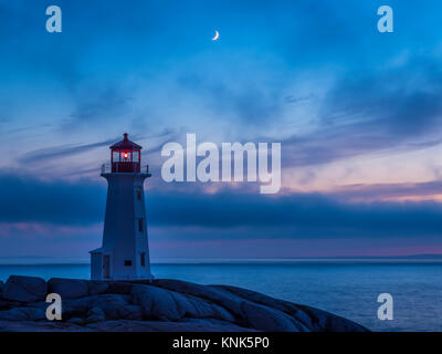 Croissant de lune au-dessus le phare de Peggy's Cove, Peggy's Cove, en Nouvelle-Écosse, Canada. Banque D'Images