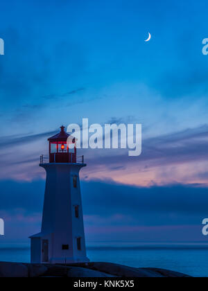 Croissant de lune au-dessus le phare de Peggy's Cove, Peggy's Cove, en Nouvelle-Écosse, Canada. Banque D'Images