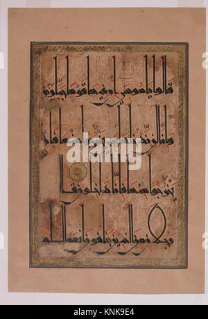 Ce folio du Coran datant d'environ 1180 présente une calligraphie et un éclairage décoratif à l'encre, à l'aquarelle et à l'or sur papier, représentant les traditions manuscrites islamiques orientales. Banque D'Images