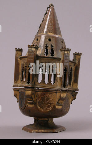 Censure italienne du XVe siècle faite de cuivre doré et décorée d'émail champlevé, utilisée pour brûler de l'encens dans les contextes religieux. Banque D'Images