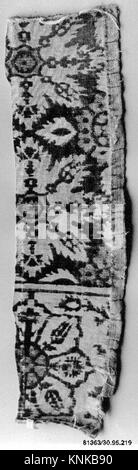 Ce fragment de textile turc du XVIIe siècle est fait de soie avec du fil enveloppé de métal, du velours coupé et vide, illustrant l'artisanat du tissu ottoman. Banque D'Images