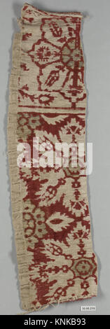 Ce fragment de textile turc du XVIIe siècle est fait de soie avec du fil enveloppé de métal et du velours vide coupé, montrant des techniques de tissage décoratif et de tissu de luxe. Banque D'Images