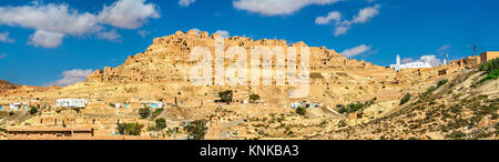 Panorama de Chenini, village berbère fortifié dans le sud de la Tunisie Banque D'Images