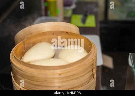 Chinese steamed bun en bambou à la vapeur à l'alimentation en plein air festival. Aliments et boissons concept Banque D'Images