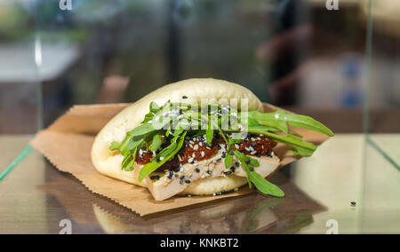 Chinese steamed bun sandwich au tofu, roquette et tomates à food festival. Aliments et boissons concept Banque D'Images