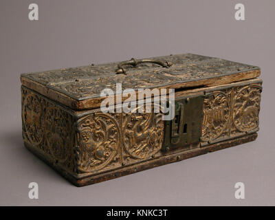 Une boîte allemande du XIIIe siècle composée de plomb et de bois, avec dorures, détails en gesso, poignée en alliage de cuivre et plaque de verrouillage, et le reste du textile rouge. Banque D'Images