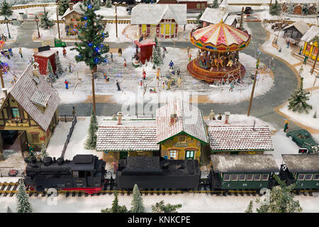 Scenic Railway dans shopping mall au cours du marché de Noël Koln Banque D'Images