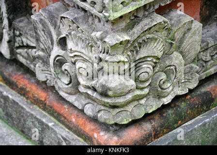 Visage sculpté d'un visage dans la pierre Banque D'Images