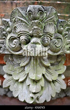 Masque sculpté d'un animal dans la pierre Banque D'Images