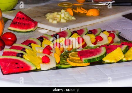 Ou l'architecture des compositions de fruits frais coupés pour les buffets d'été typique. fruits de Sicile, rafraîchissant et sain. Banque D'Images