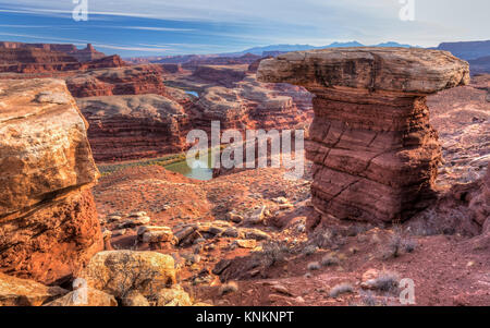 Un grès rouge et blanc au-dessus du col de Hoodoo dans le fleuve Colorado à Canyonlands National Park, en Utah. Banque D'Images