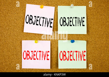 Par contre l'écriture de texte conceptuel montrant l'inspiration légende concept commercial Objectif neutre impartiale de faits détachés sur le judiciaire Post-it colorés close-up Banque D'Images
