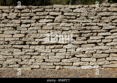 Closeup détail de fabriquer des briques de terre formant un mur. Tout droit sur l'angle de vue et bonne lumière accentuer les détails et la texture des briques. Banque D'Images