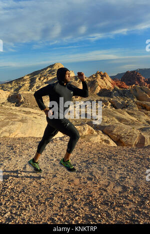 African American man formation pour 10k run dans le désert du Nevada. Banque D'Images
