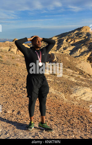 African American man formation pour 10k run dans le désert du Nevada. Banque D'Images