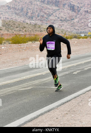 African American man formation pour 10k run dans le désert du Nevada. Banque D'Images