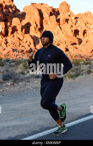 African American man formation pour 10k run dans le désert du Nevada. Banque D'Images