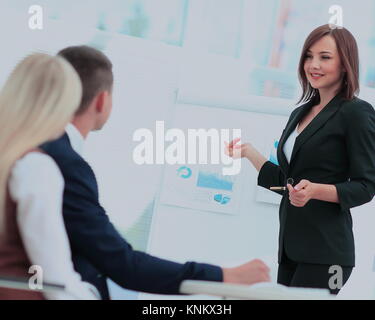 Femme d'action à l'office à la tête d'un groupe Banque D'Images