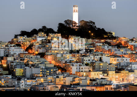 La Coit Tower sur Telegraph Hill vu de Russian Hill au crépuscule. Banque D'Images