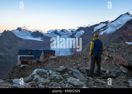 Randonneur admirant la vue de Gurgler glacier des Alpes de l'Ötztal en Autriche Banque D'Images