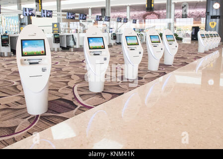 Une ligne de self service au comptoir d'enregistrement à l'aéroport de Singapour Changi Terminal 4, à l'aide de méthodes assisté par la technologie Banque D'Images