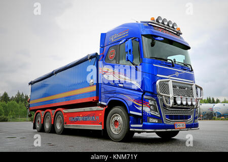 LIETO, FINLANDE - 30 MAI 2014 : Volvo FH16 700 plate-forme avec grue sur camion. Grâce au châssis les dessins 3D unique, le châssis et la carrosserie pour se Banque D'Images