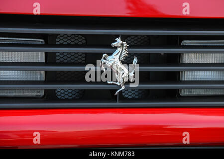 Spilamberto, Italie- Octobre 02, 2016 : Ferrari logo sur la partie arrière de la voiture rouge close-up Banque D'Images