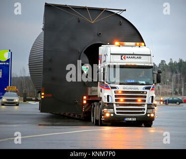 FORSSA, FINLANDE - le 30 novembre 2014 : Scania V8 camion transporte une charge large accompagnée par les voitures d'escorte. L'utilisation de filtres en post-production. Banque D'Images