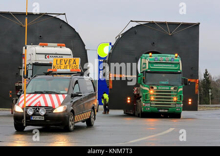 FORSSA, FINLANDE - le 30 novembre 2014 : voiture pilote et deux camions avec des charges. Un véhicule pilote de mesure de la hauteur de mât est requise, si la lo Banque D'Images