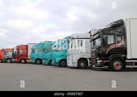 NAANTALI, FINLANDE - le 11 octobre 2014 : Rangée de camions remorque sur un chantier. Selon Statistique Finlande, un total de 67 millions de tonnes de marchandises ont été tran Banque D'Images