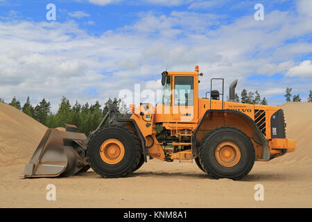 KOSKI TL, FINLANDE - le 20 juin 2014 : Volvo L150E Chargeur à roues à un bac à sable. Au cours de ses années de production 2002-2007, Volvo L150E est équipé d'arbre di Banque D'Images
