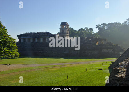 Palenque, le palais dans la lumière du matin, Chiapas, Mexique Banque D'Images