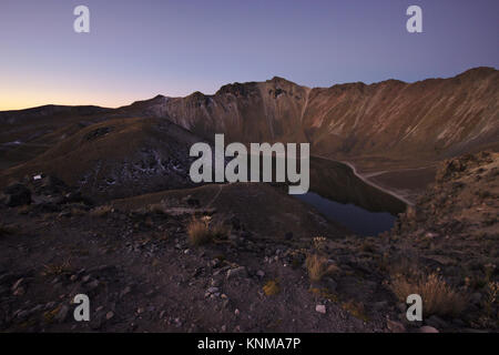 Nevado de Toluca, vue sur le lac de cratère Laguna del Sol, lumière du matin, Mexique Banque D'Images