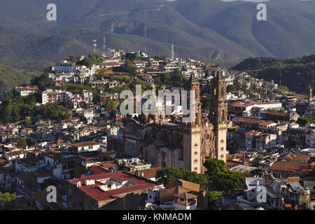 Église Santa Prisa, vue à partir de la Guadelupe, Taxco, Mexique Banque D'Images