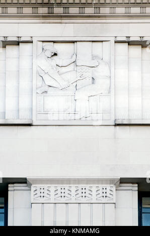 Londres, Angleterre, Royaume-Uni. Ancien Derry et Toms Dept Store, Kensington High Street (Art Déco, 1933 - arch : Bernard George) façade Art déco détail.... Banque D'Images