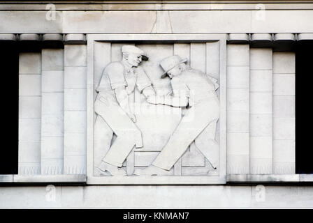 Londres, Angleterre, Royaume-Uni. Ancien Derry et Toms Dept Store, Kensington High Street (Art Déco, 1933 - arch : Bernard George) façade Art déco détail.... Banque D'Images