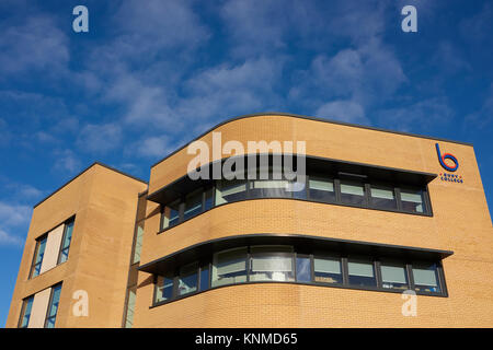 Soleil sur ruban incurvé avec windows ou protection solaire Brise soleil en façade de l'immeuble moderne incurvée à Bury Lancashire uk Banque D'Images